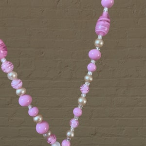 Collier pendentif pompon rose et or des années 1960 Romarin image 4
