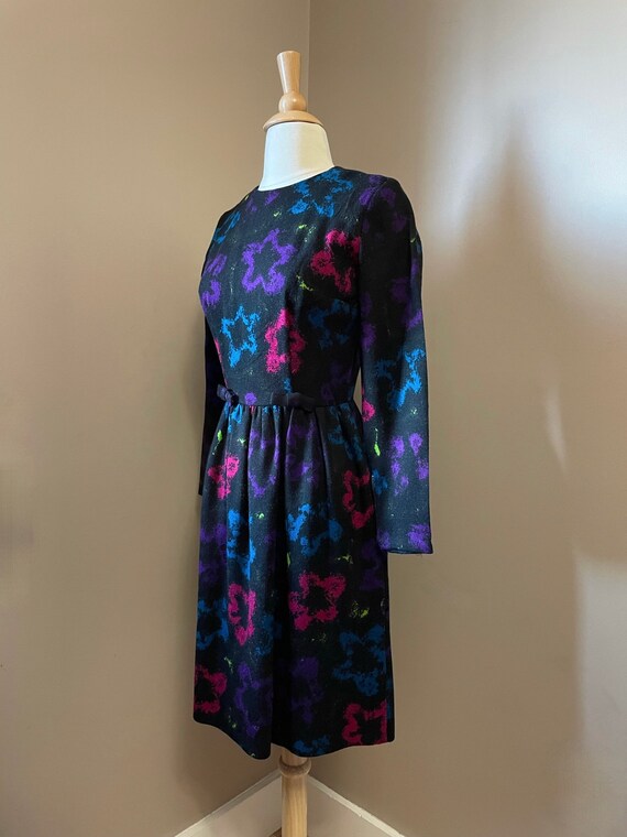 1950s abstract floral black dress | 50s novelty p… - image 5