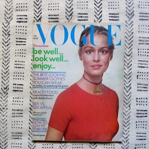 Vintage Vogue Magazine : May 1971, Cover Model Lauren Hutton