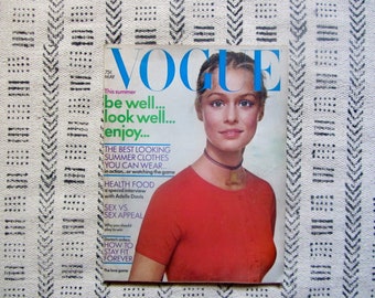 Vintage Vogue Magazine : May 1971, Cover Model Lauren Hutton