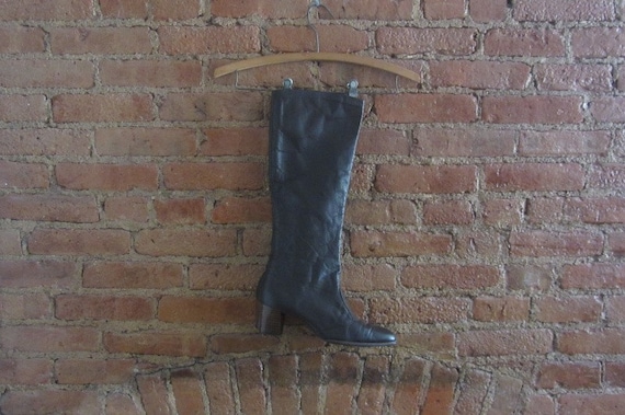 1970s knee high brown leather boots | Size 8