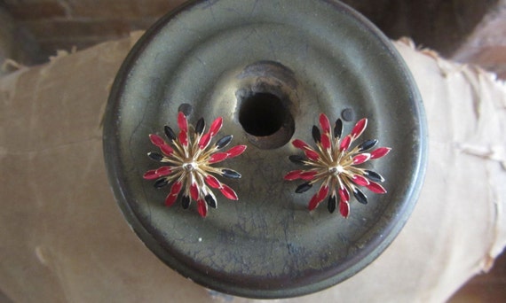 1960s Crown Trifari enamel starburst earrings - image 1