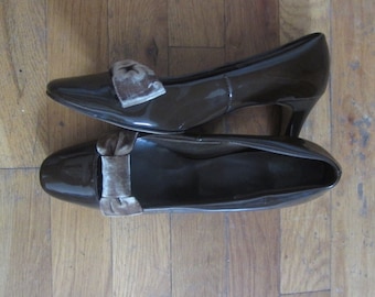 1960s chocolate brown patent leather kitten bow heels