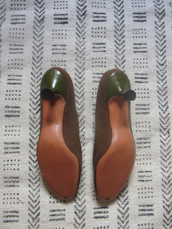 1960s brown suede & green patent kitten heels (de… - image 9