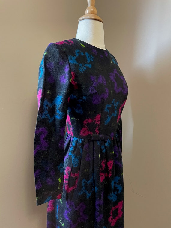 1950s abstract floral black dress | 50s novelty p… - image 7