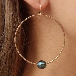 Gold Creolen mit schwarzen Tahiti Perlen, Gold gefüllte Creolen, Boho, Minimalist, Alltags Schmuck, Geschenke für Sie, Beachy Schmuck, Hawaii