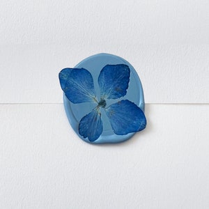 Paquet de 10 | Hortensia bleu dans un sceau de cire florale pressée bleu poussiéreux, sceaux de cire auto-adhésifs, sceaux de cire de fleurs, sceaux de cire de fleurs séchées pressées
