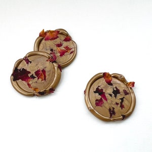 Paquet de 10 | Pétales de rose en cire dorée, cachet de cire floral pressé, cachets de cire auto-adhésifs, cachets de cire de fleur, cachet de cire de fleur séchée pressée