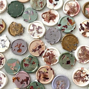 Ensemble de 10 confettis floraux MISFIT | Sceaux de cire de fleurs, sceau d'invitation, sceaux de cire de fleurs stabilisées, sceaux de cire d'enveloppe, sceau de cire floral
