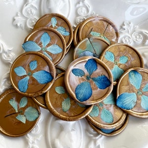 Paquet de 10 | Hortensia bleu en cire dorée autocollante, cachet de cire de mariage, cachets de cire d'enveloppe, cachet de cire floral, cartes de papeterie