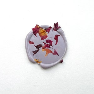 Paquet de 10 | Pétales de rose en cire lilas, cachet de cire floral pressé, cachets de cire auto-adhésifs, cachets de cire de fleur, cachet de cire de fleur séchée pressée