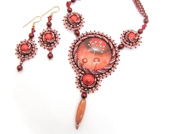 Collier brodé de perles rouges avec grand cabochon en verre avec motif floral, collier de perles en verre rouge-marron avec pendentif rond (ici seulement le collier !)