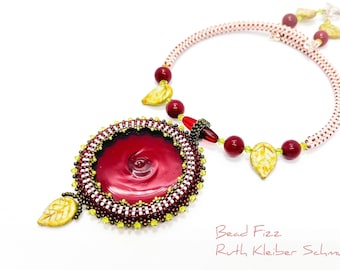 Disque limace rouge serti de perles de verre, collier court de perles avec pendentif en verre rouge, pendentif ras de cou rouge et feuilles