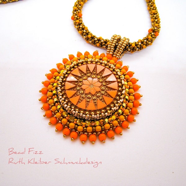 Mandala Anhänger orange gelb aus Perlenstickerei mit tschechischem Glasknopf, perlengefädelte Glasperlen Halskette, runder Stern Anhänger