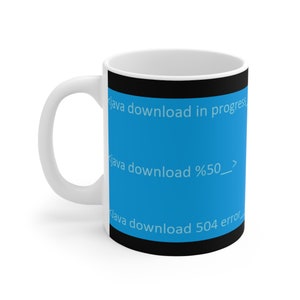 Puede incluir: Taza de cerámica blanca con un diseño negro y azul. El diseño presenta el texto "java download in progress", "java download %50_" y "java download 504 error".