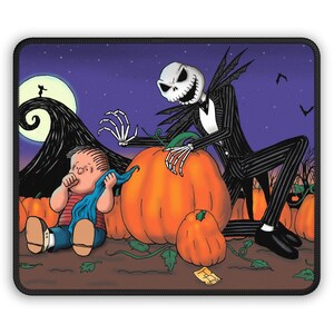 Può includere: Un tappetino per mouse rettangolare con un'illustrazione a tema Halloween. Jack Skellington, nel suo abito a righe, è raffigurato con una grande zucca arancione. Un personaggio dei cartoni animati è seduto vicino, con una luna piena e pipistrelli sullo sfondo.