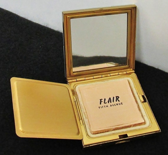 Vtg Compact '40's-'50's Flair 5th Avenue Lucite M… - image 4