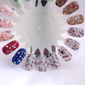 Peut inclure: Une roue de couleurs avec 12 &eacute;chantillons de vernis &agrave; ongles. Les &eacute;chantillons sont tous de diff&eacute;rentes nuances de paillettes avec des couleurs rouge, blanc et bleu. La roue de couleurs est &eacute;tiquet&eacute;e "Color Wheel".
