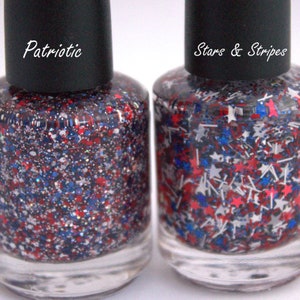 Peut inclure: Deux flacons de vernis &agrave; ongles avec des paillettes rouges, blanches et bleues. Le flacon de gauche est &eacute;tiquet&eacute; "Patriotic" et le flacon de droite est &eacute;tiquet&eacute; "Stars & Stripes".