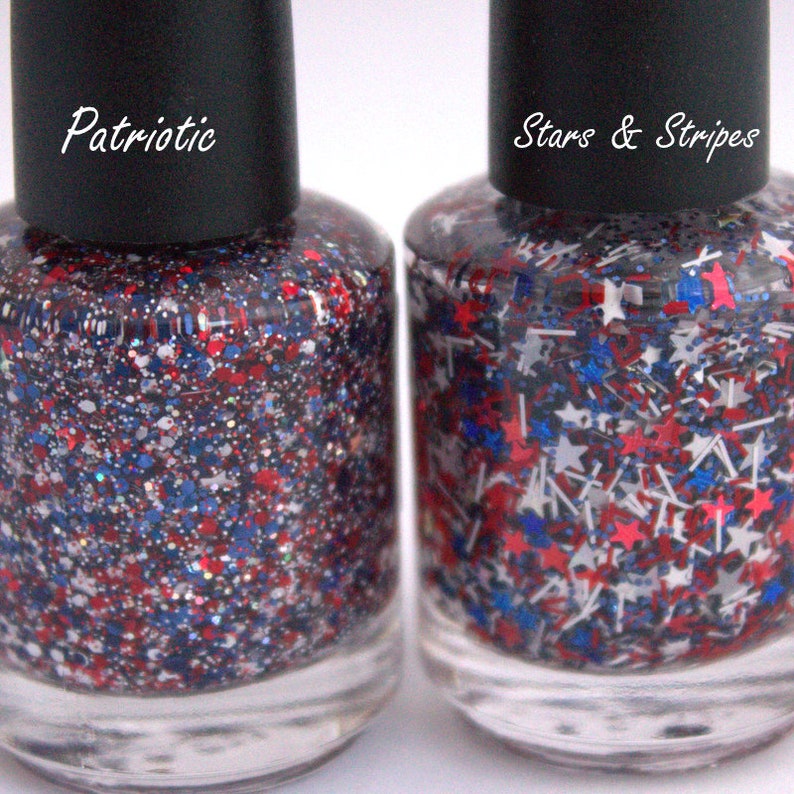 Peut inclure: Deux flacons de vernis &agrave; ongles avec des paillettes rouges, blanches et bleues. Le flacon de gauche est &eacute;tiquet&eacute; "Patriotic" et le flacon de droite est &eacute;tiquet&eacute; "Stars & Stripes".