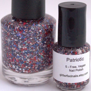 Peut inclure: Deux flacons de vernis &agrave; ongles paillet&eacute; rouge, blanc et bleu. Le plus petit flacon porte une &eacute;tiquette blanche sur laquelle est inscrit "Patriotic 5-Free, Vegan Nail Polish glitterfiednails.etsy.com".