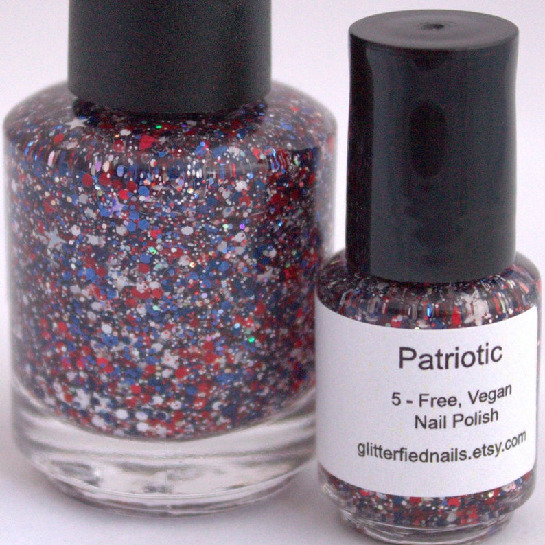 Peut inclure: Deux flacons de vernis &agrave; ongles paillet&eacute; rouge, blanc et bleu. Le plus petit flacon porte une &eacute;tiquette blanche sur laquelle est inscrit "Patriotic 5-Free, Vegan Nail Polish glitterfiednails.etsy.com".