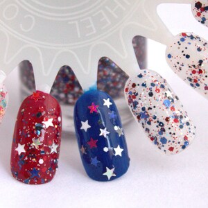 Peut inclure: Une roue de vernis &agrave; ongles avec cinq couleurs diff&eacute;rentes de vernis &agrave; ongles paillet&eacute;s. Les couleurs sont le rouge, le blanc, le bleu et un m&eacute;lange de rouge, blanc et bleu. Les paillettes sont en forme d'&eacute;toiles.