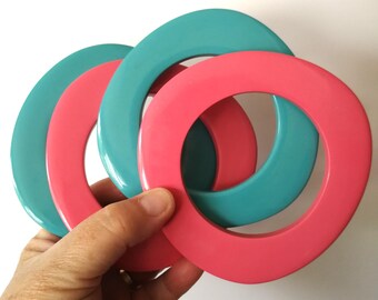 Armband: set van 4 dikke platte asymmetrische armbanden: twee roze en twee turkooisblauw