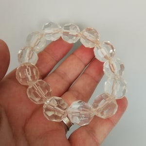 Peut inclure: Un bracelet en cristal transparent avec des perles facettées.