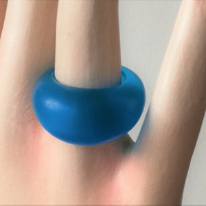 Gorgeous funky chunky matt royal blue lucite plastic ring