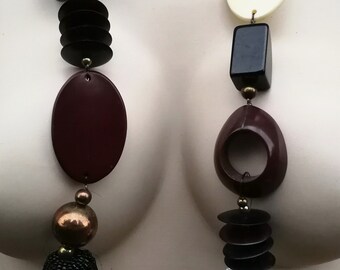 Collar de cuentas de plástico gruesas - Joyería llamativa en tonos crema y negro