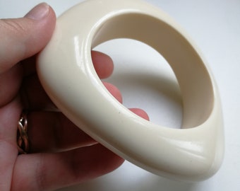 Bangle - Very chunky cream lucite plastic bangle asymmetrical retro design