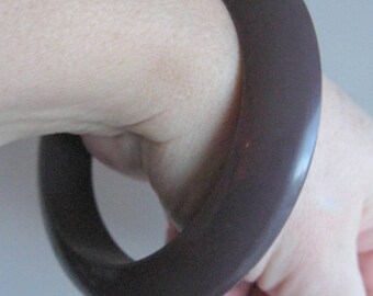 Beautiful aubergine plum purple chunky vintage bangle in perfect condition