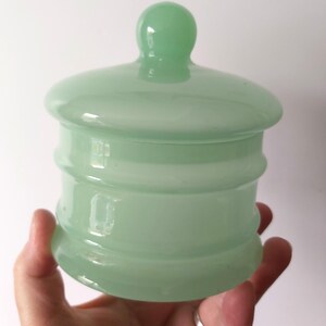 Jarra vintage de cristal opalino con tapa – Diseño italiano de mediados de siglo de St Michael.