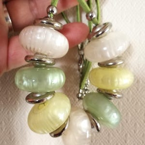 Colar - colar grande de contas grandes de plástico verde creme e amarelo