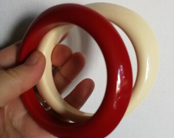 Pair of asymmetric vintage plastic bangles red and cream