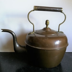 Très grande bouilloire vintage avec plaque de cuisson en cuivre antique avec sa patine d'origine - je n'ai pas essayé de la nettoyer