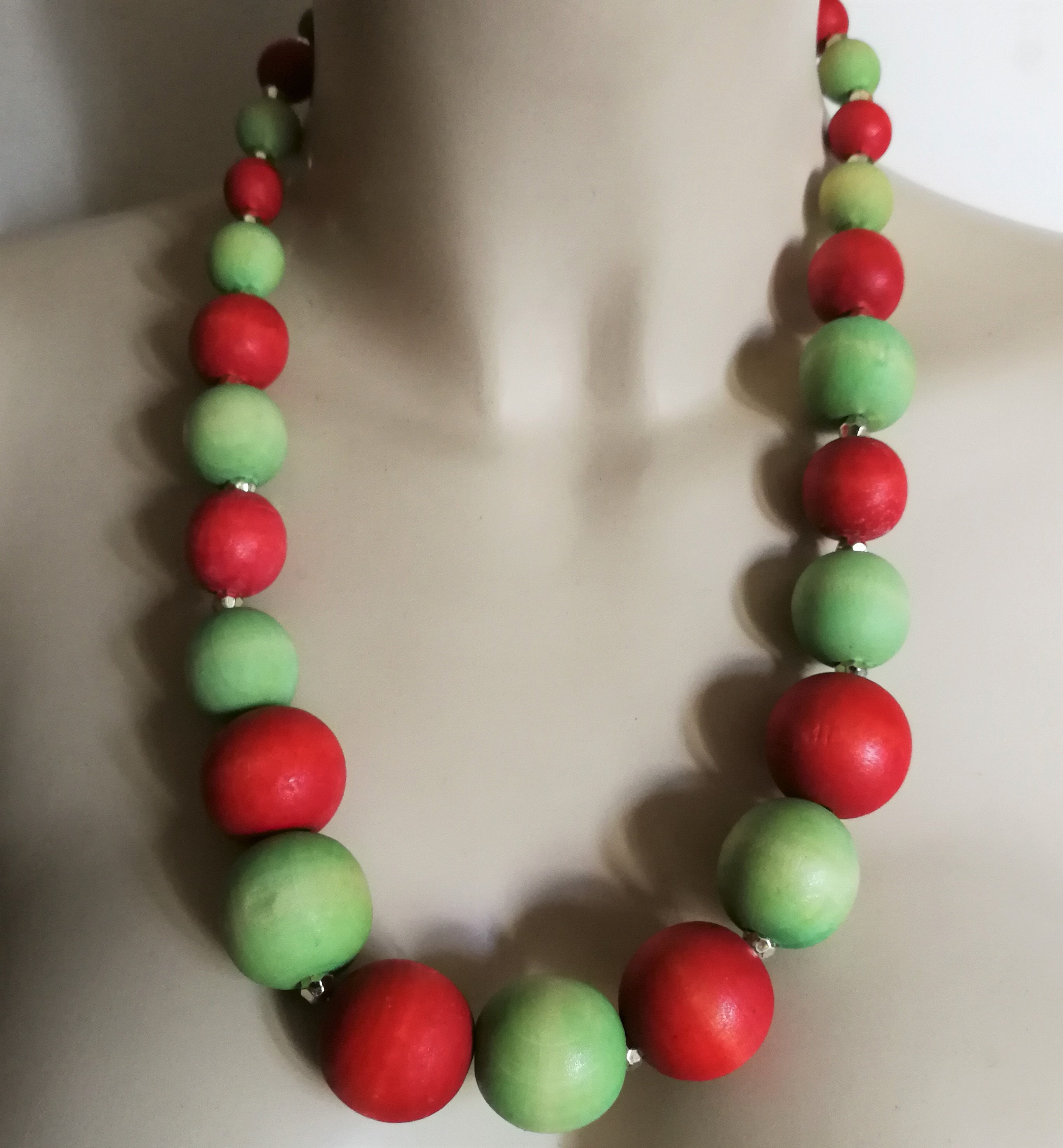 Red and green beads necklace deals