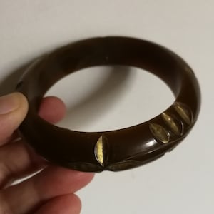 Bangle - Chunky carved toffee brown plastic bangle with gold metal detail