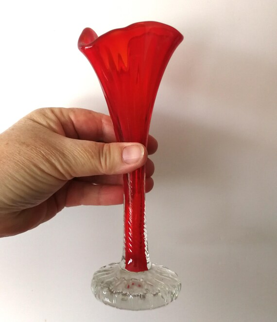 赤いガラス花瓶 ツイストデザイン ヴィンテージの赤いツイストステムガラス花瓶：フリルトップ - Etsy 日本