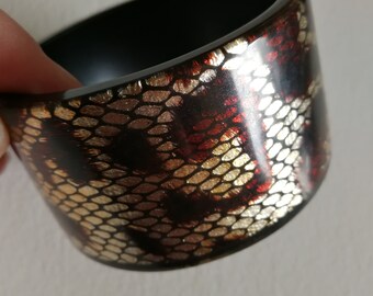 Bangle - Chunky funky pattern plastic bangle retro design with lacy snake skin effect