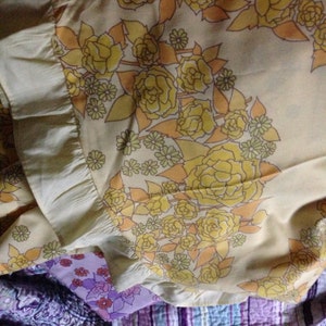Retro blommigt bomullslakan, gula och orange blommor