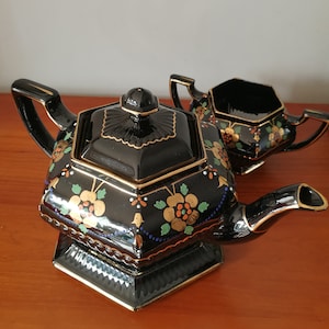 Antike viktorianische sechseckige vergoldete und handemaillierte Jackfield schwarze Teekanne und Ständer