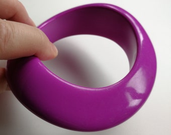 66mm Bangle - Very chunky puce purple coloured plastic bangle asymmetrical retro design statement piece