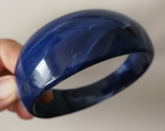 Bangle - blue marbled plastic asymmetric bangle retro design