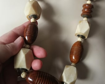 Collana con perline di legno e osso massiccio