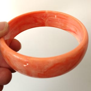 Bangle - vintage marbled peach plastic bangle