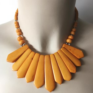 ネックレス - チャンキーなイエローボーンビーズのステートメントビブネックレス