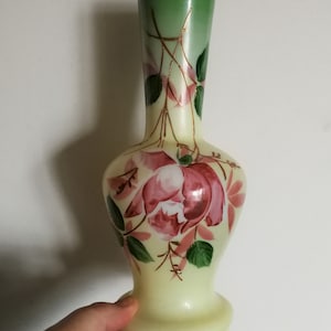 Viktorianische antike handbemalte gelb-rosa-weiß-grüne Retro-Vintage-Vase aus Milchglas oder Opalglas