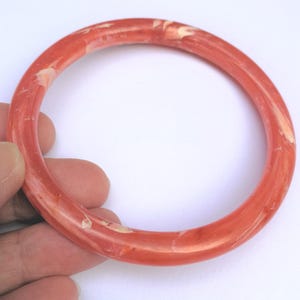 Armreif - flippiger schlanker runder orange rot weiß marmorierter Kunststoffarmreif